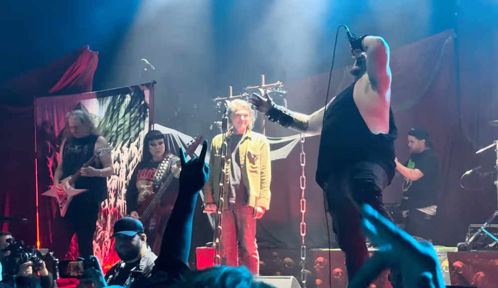 Frozen Soul Surprise Crowd with Appearance from Gerard Way Frozen Soul Surprise Crowd with Appearance from Gerard Way