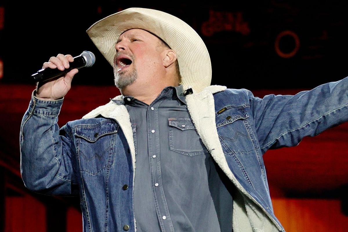 Garth Brooks May Have Invented the Cure For Blue Dot Fever – Can Other Artists Use His Strategy? Garth Brooks May Have Invented the Cure For Blue Dot Fever – Can Other Artists Use His Strategy?