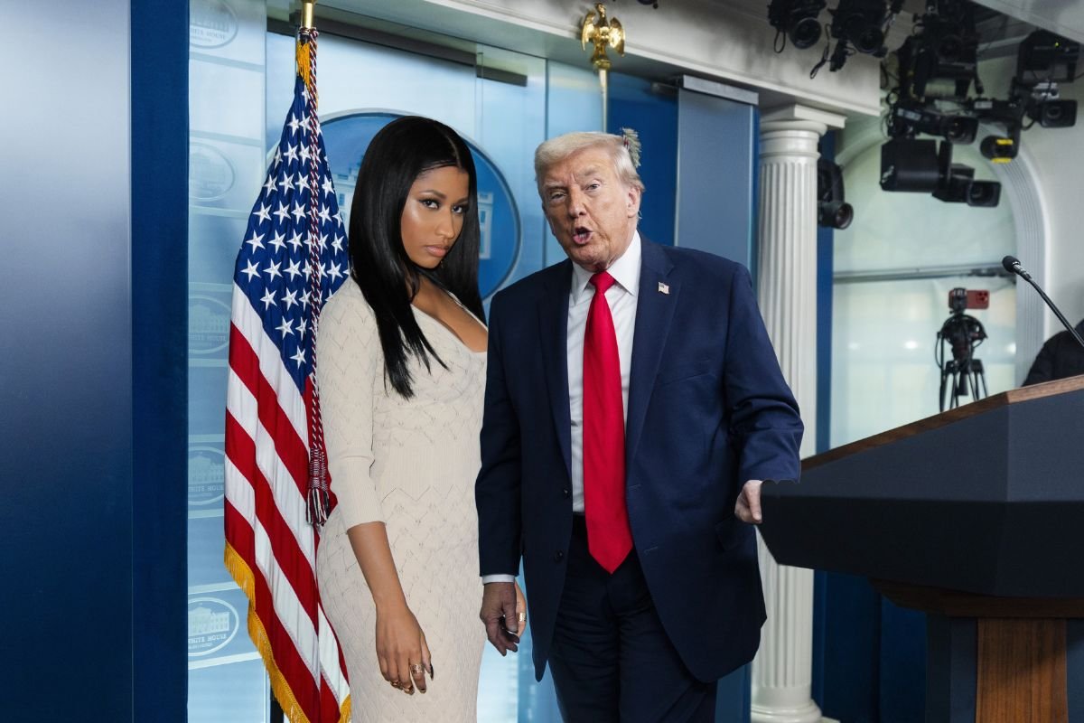 Nicki Minaj Urges People To Vote Red Even Though She Cant Because Shes Not A Citizen Nicki Minaj Urges People To Vote Red Even Though She Cant Because Shes Not A Citizen