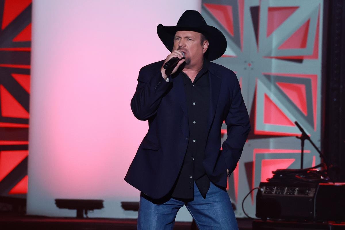 Russell Dickerson Couldnt Believe Garth Brooks Comment About Him on Instagram